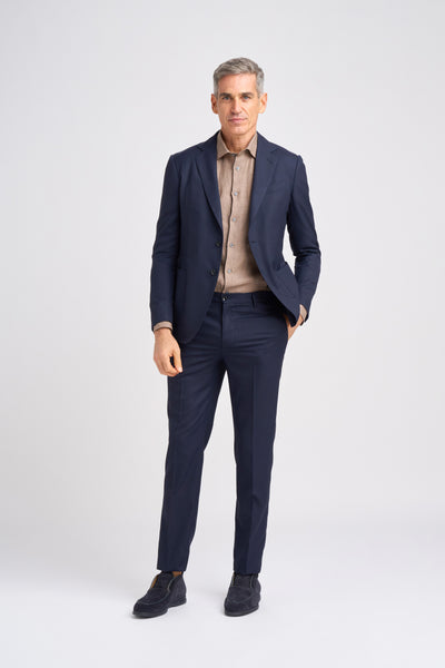 A male model in a dressing combination with the dasrk blue Sidoni Chino Pants in Flexo bi-stretch Wool